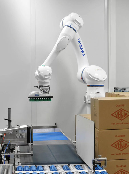 MRK-PALETTIERZELLE VON AHM MIT MOTOMAN HC20 COBOT BEI VERLA-PHARM